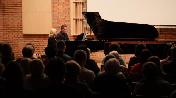 2023-12-08-w-roli-glownej-fortepiany-fot -k-2-