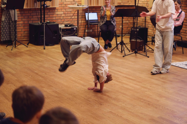 Małe stópki, wiosenne niedźwiedzie i rytm ulicy