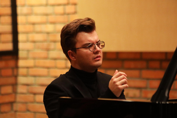 Barwy i emocje XIX i XX wieku. Niezapomniany recital Piotra Alexewicza